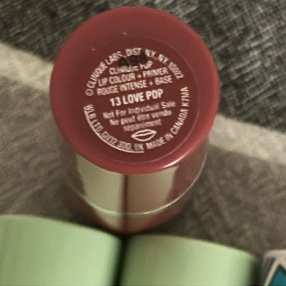 NIB clinique bundle ! 4 lipsticks and 1 “chubby stick” lip and cheek color ! - Picture 8 of 11